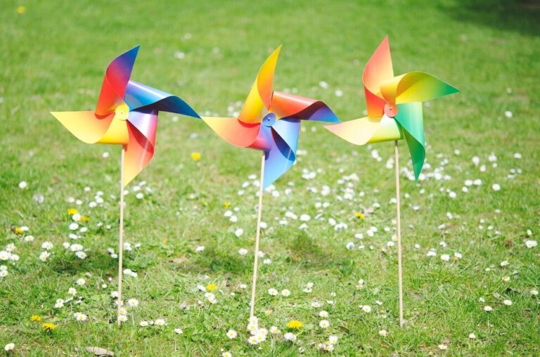 moulin a vent colore en papier dans le jardin