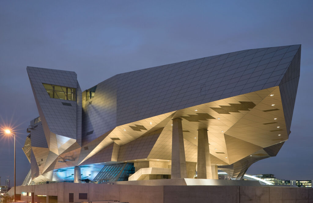 musee des confluences a lyon architecture moderne