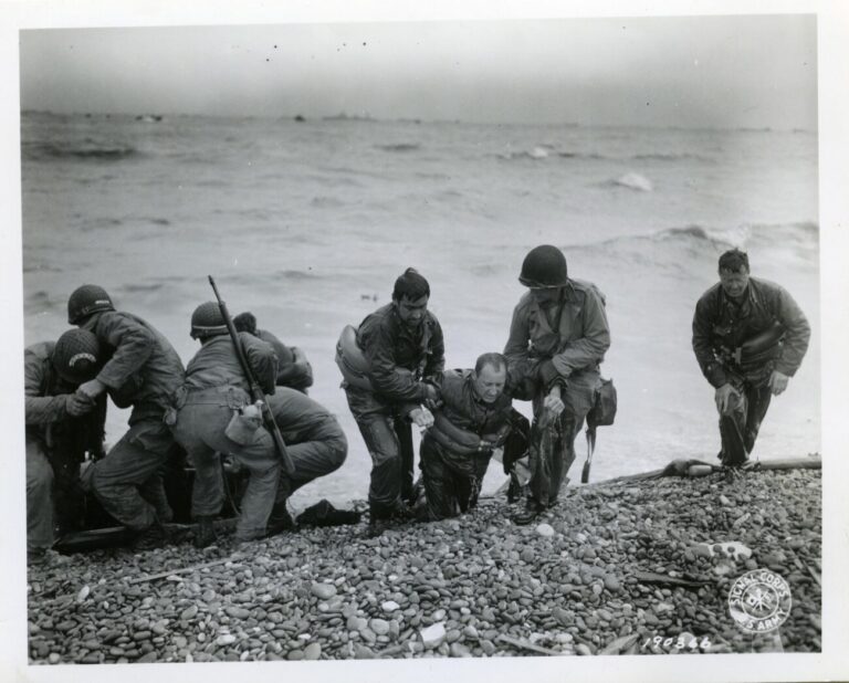 omaha beach avec des soldats debarquant