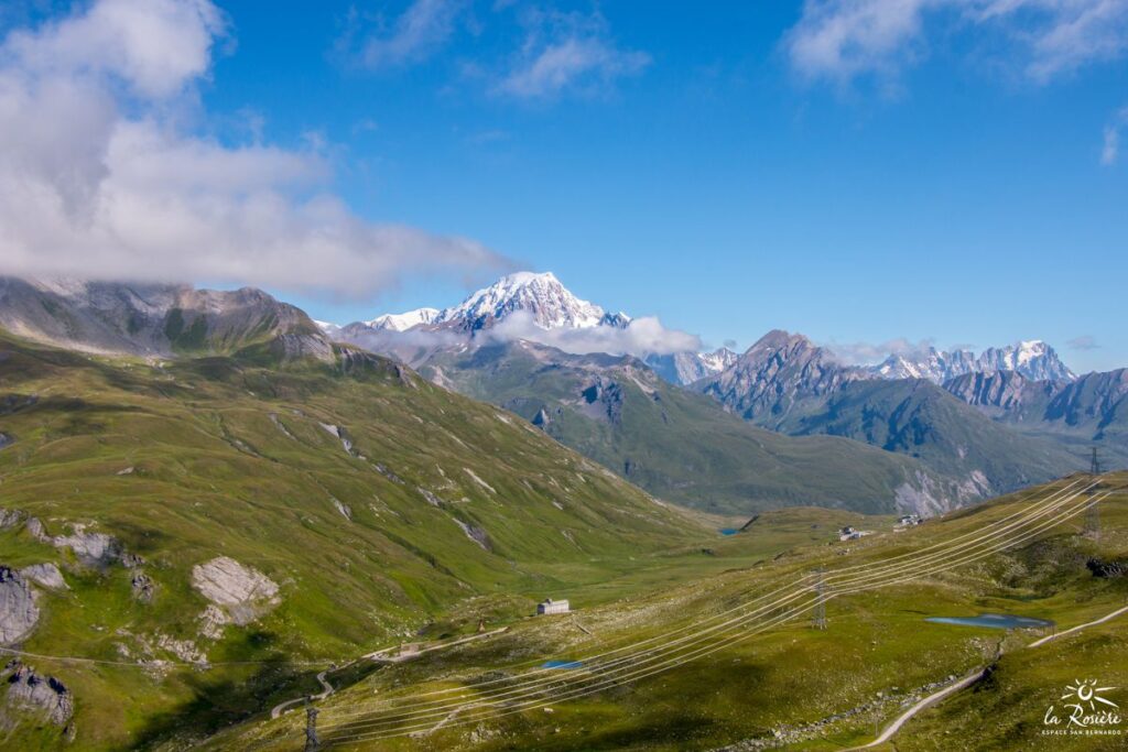 panorama spectaculaire des alpes en ete