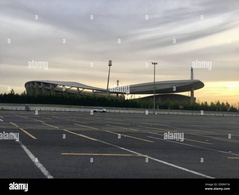 parking vide sous un ciel ensoleille