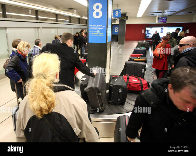 passagers attendent a laeroport dorly