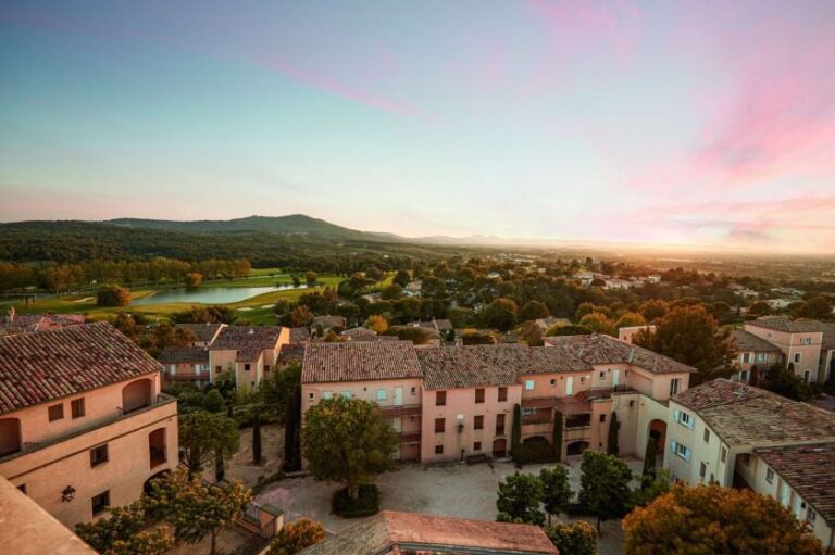 paysage ensoleille de pont royal en provence