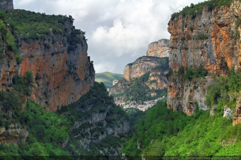 paysages montagneux des pyrenees espagnoles