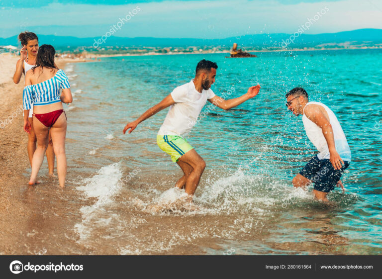 personnes amusees sur une plage ensoleillee