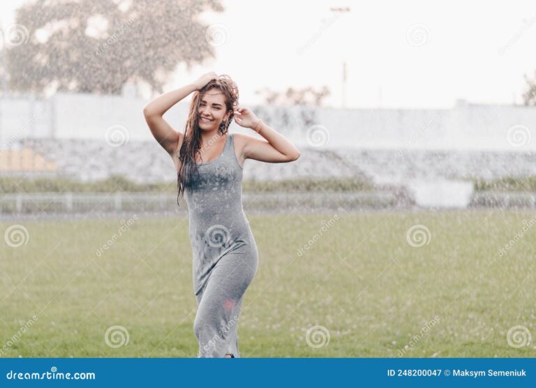 personnes dansant sous la pluie joyeusement