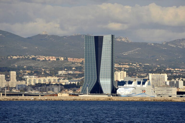 Quel est l'impact architectural du bâtiment CMA CGM à Marseille 35 perspective du batiment cma cgm a marseille