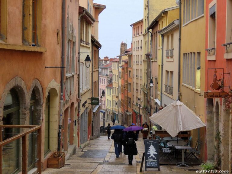 petit train parcourant les rues du vieux lyon