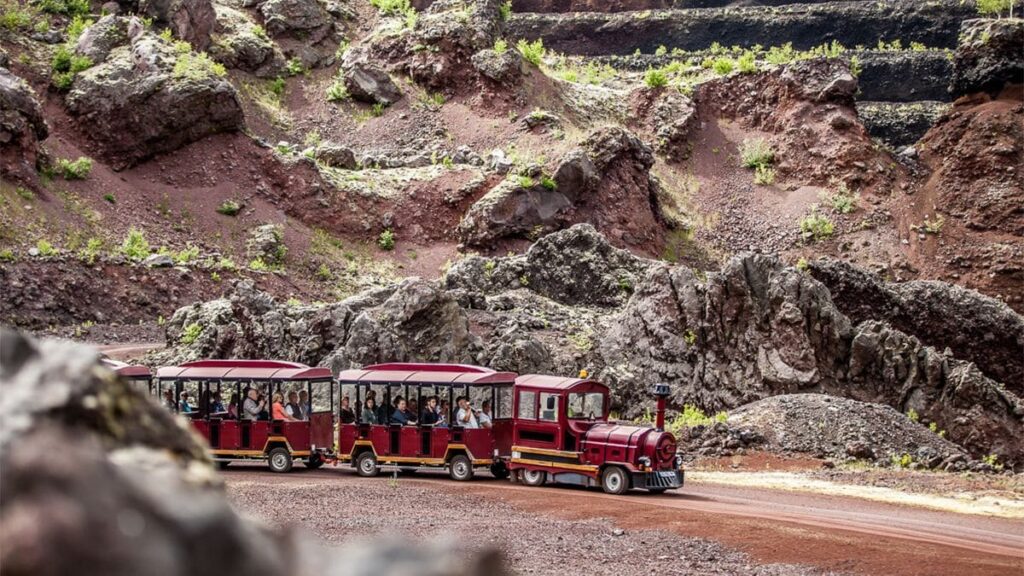 Comment profiter d’une visite des volcans d’Auvergne en petit train