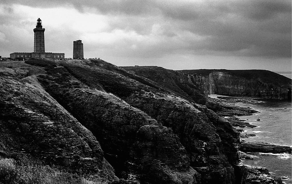 Quel est l’histoire du phare noir et blanc en Bretagne