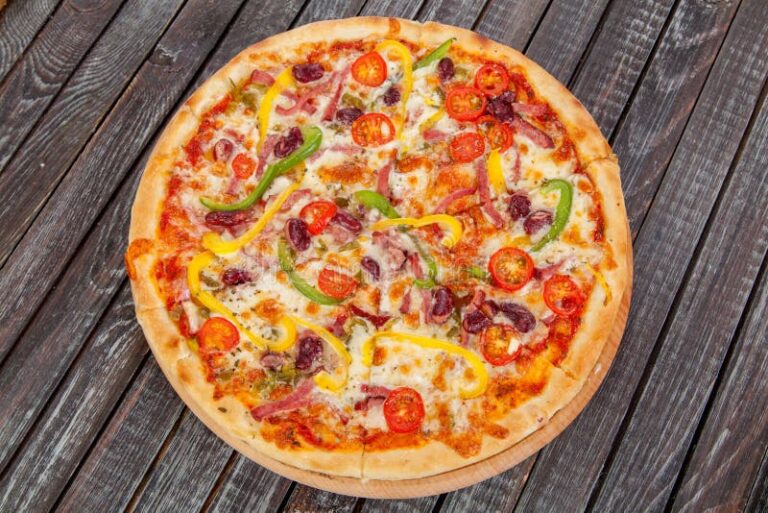 photo de pizza appetissante sur une table