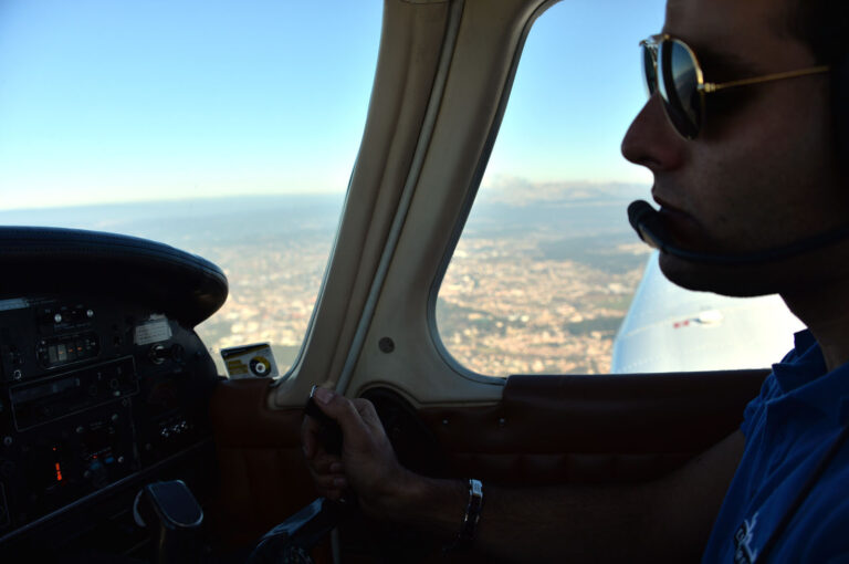 pilote en plein vol au dessus des paysages