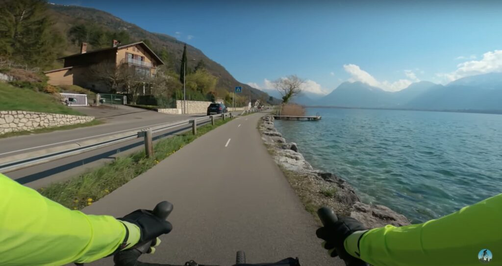 piste cyclable au bord du lac dannecy