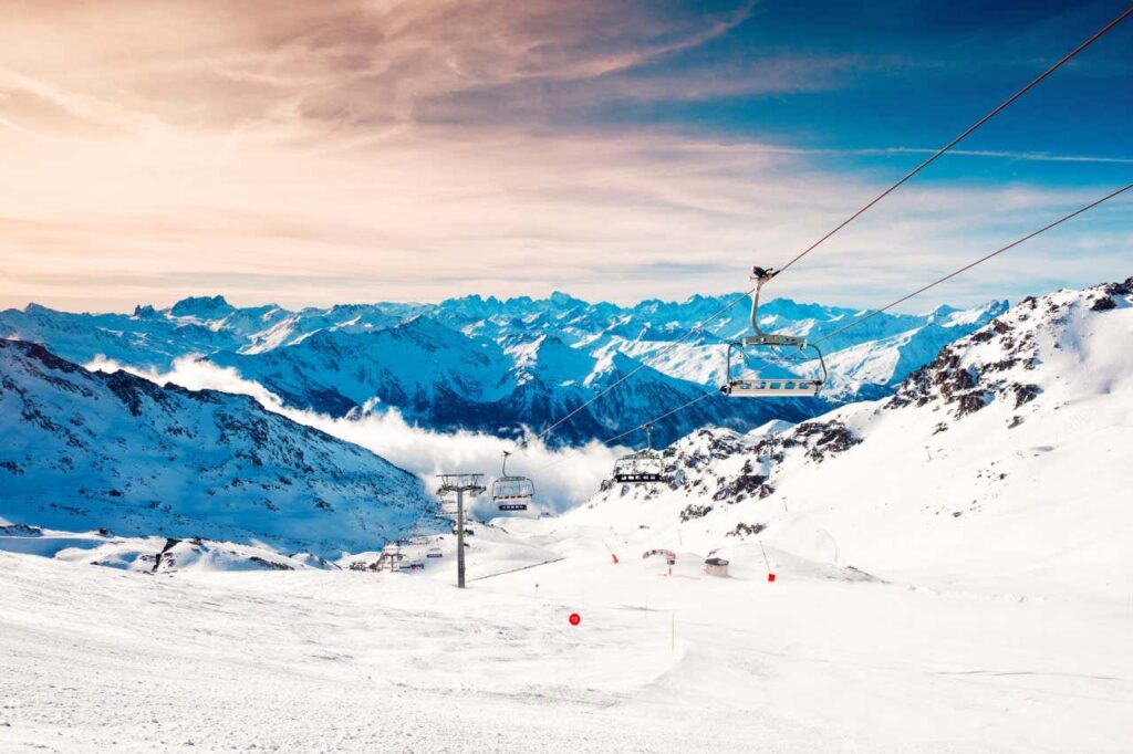 pistes de ski enneigees avec montagnes