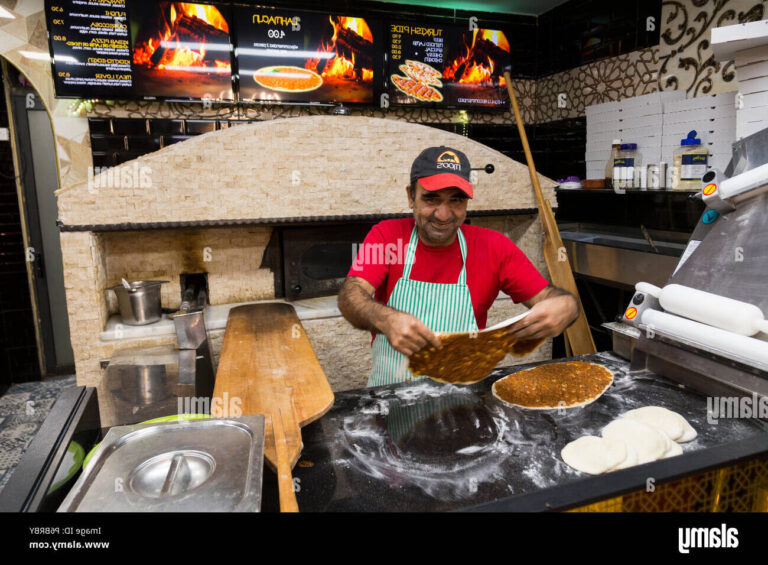 pizzaiolo en train de cuire des pizzas