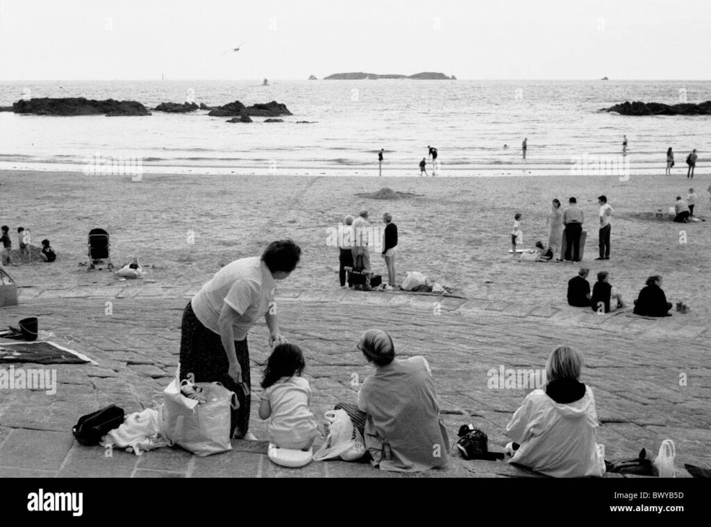 plage animee avec familles et baigneurs