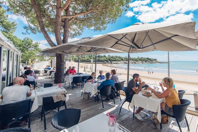 plage avec un restaurant en bord de mer