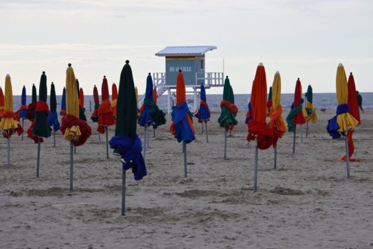 plage de deauville avec ses parasols colores