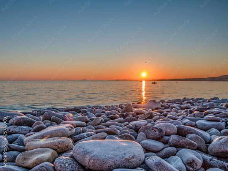 plage de galets au coucher du soleil