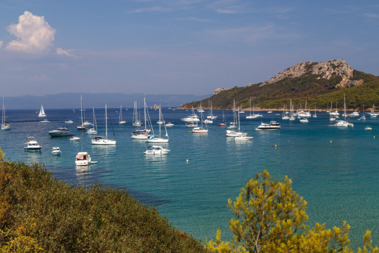 plage de porquerolles ensoleillee et paisible