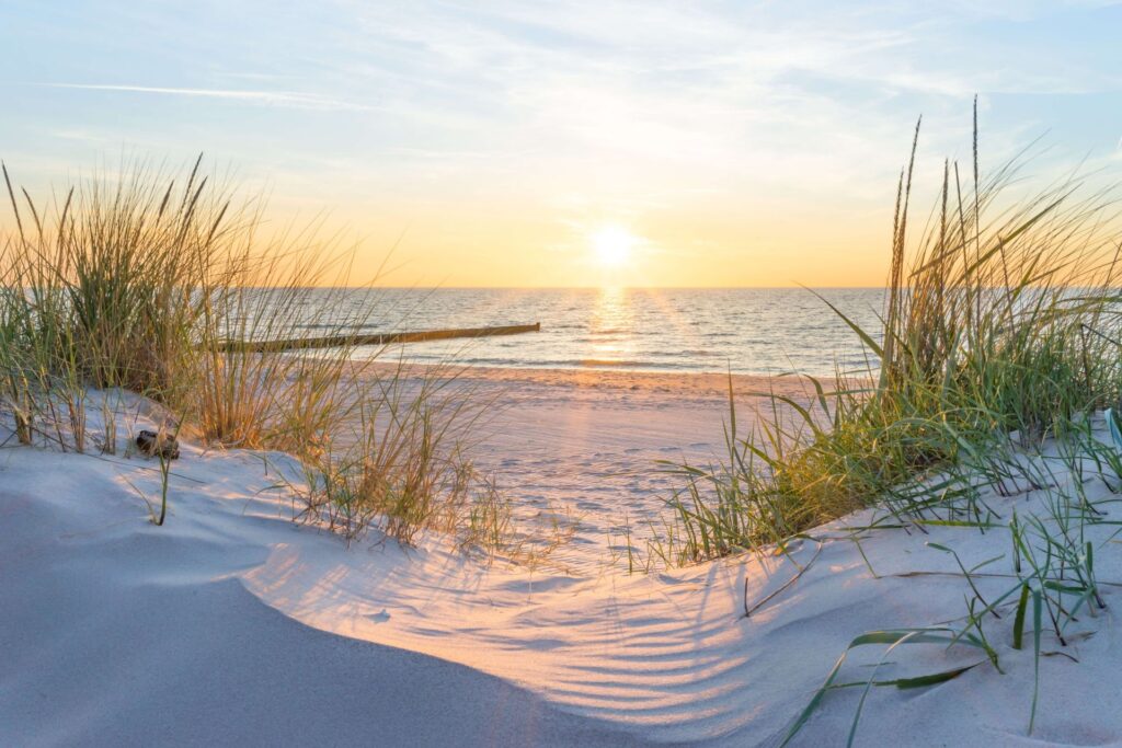 plage de sable et dunes au coucher de soleil