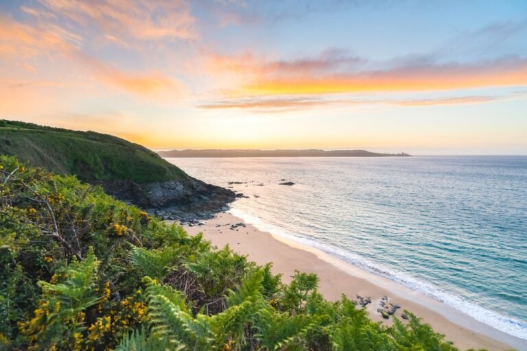 plage de sable fin en bretagne ensoleillee
