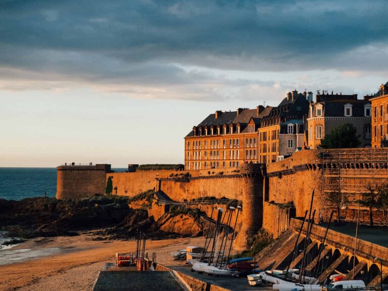 plage de saint malo au coucher de soleil
