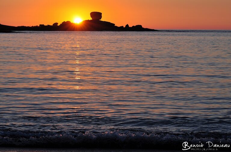 plage de tregastel au coucher de soleil