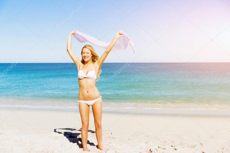 plage ensoleillee avec baigneurs heureux