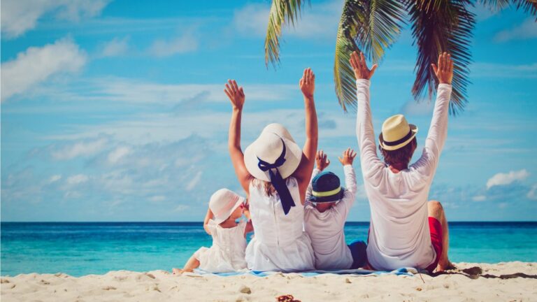 plage ensoleillee avec familles et activites