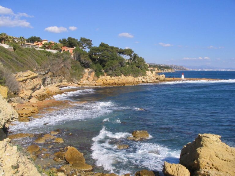 plage ensoleillee de carry le rouet
