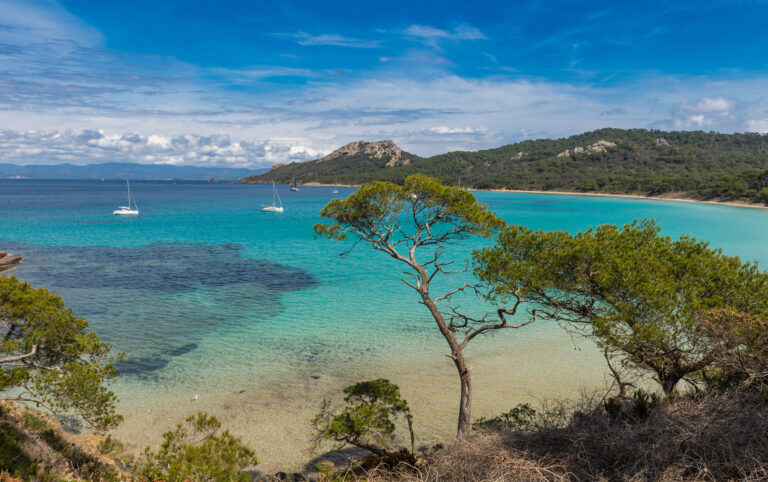 plage ensoleillee sur la cote dazur