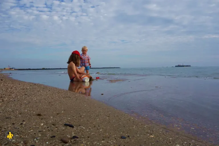 plage naturiste ensoleillee avec familles