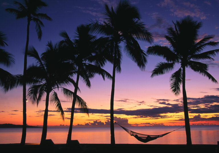 plage paradisiaque au coucher du soleil