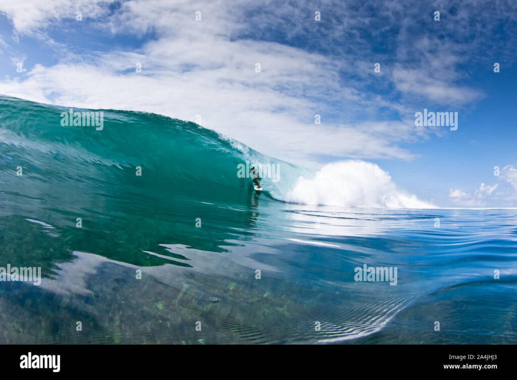 planche de surf sur une vague cristalline