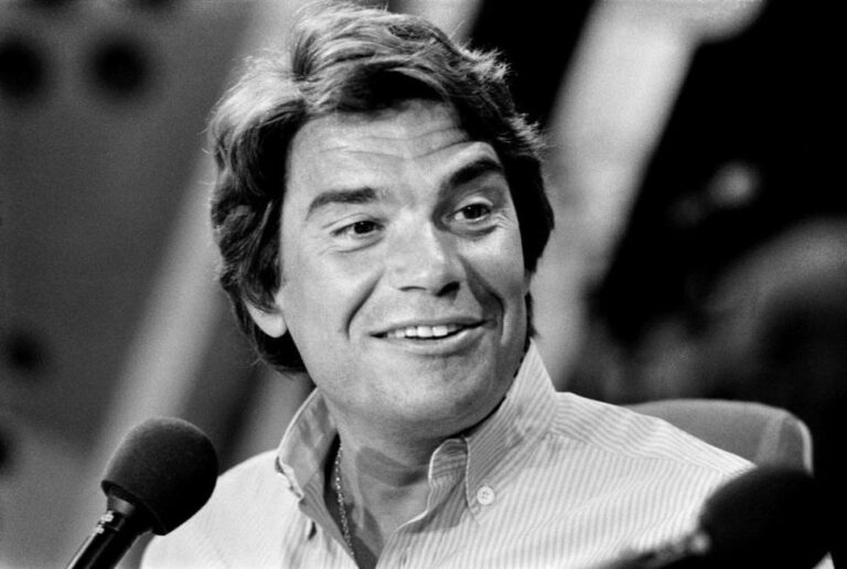 portrait de bernard tapie en noir et blanc