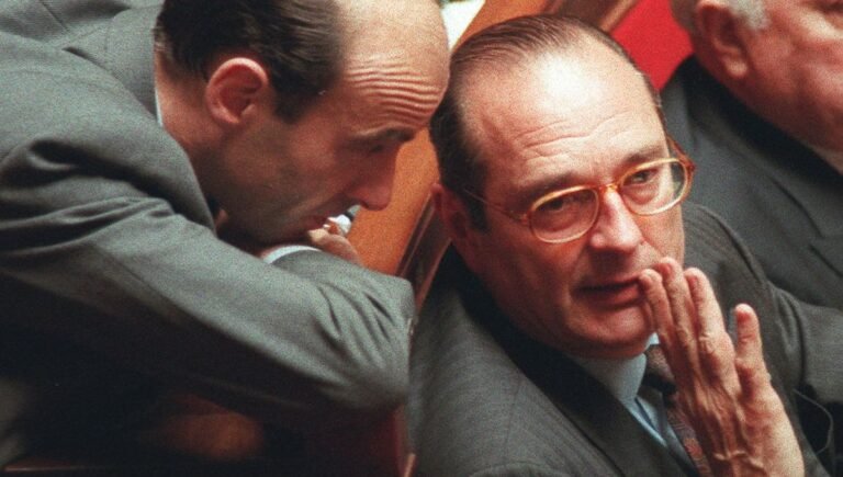 Pourquoi le président peut-il dissoudre l'assemblée nationale en France 20 president francais discutant avec lassemblee