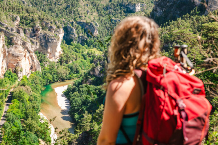 randonneurs admirant le paysage des gorges