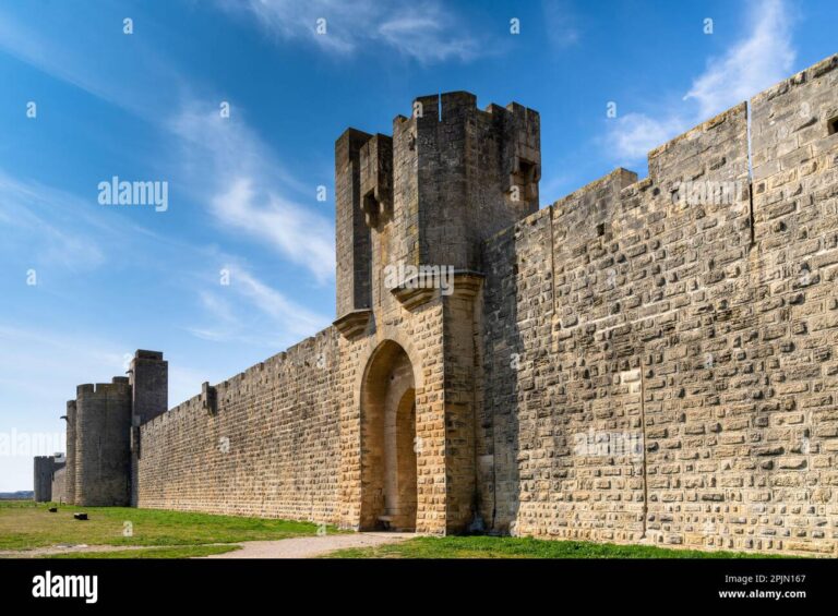 remparts historiques entourant une ville ancienne