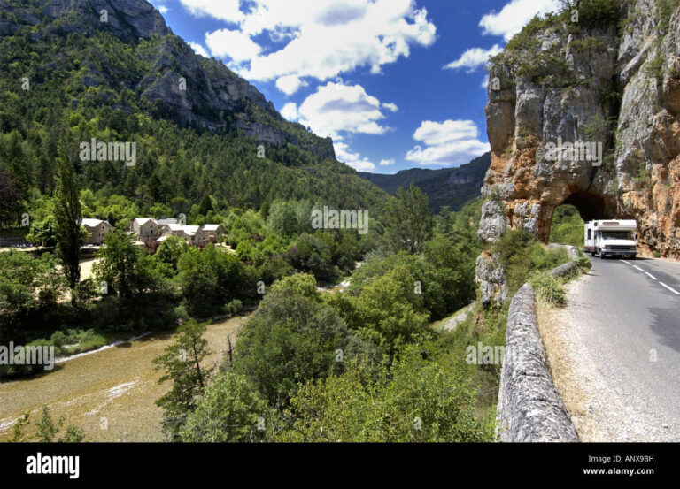 route sinueuse a travers les gorges du loup