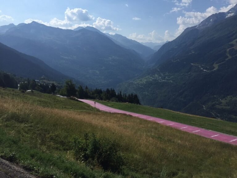 route sinueuse menant au col de peyresourde