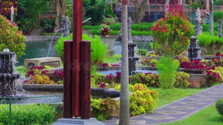 Qu'est-ce que "la rue plante" signifie en arabe 15 rue animee avec des plantes luxuriantes
