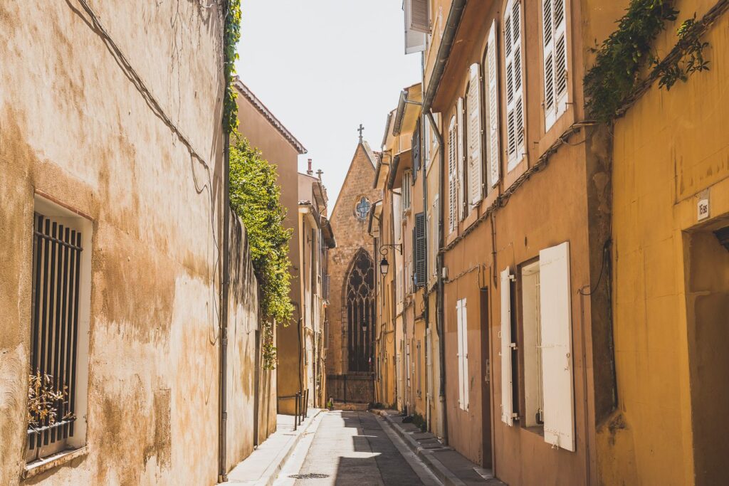 rue pittoresque a aix en provence