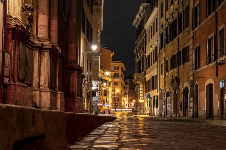 rues pavees de rome animees par des passants