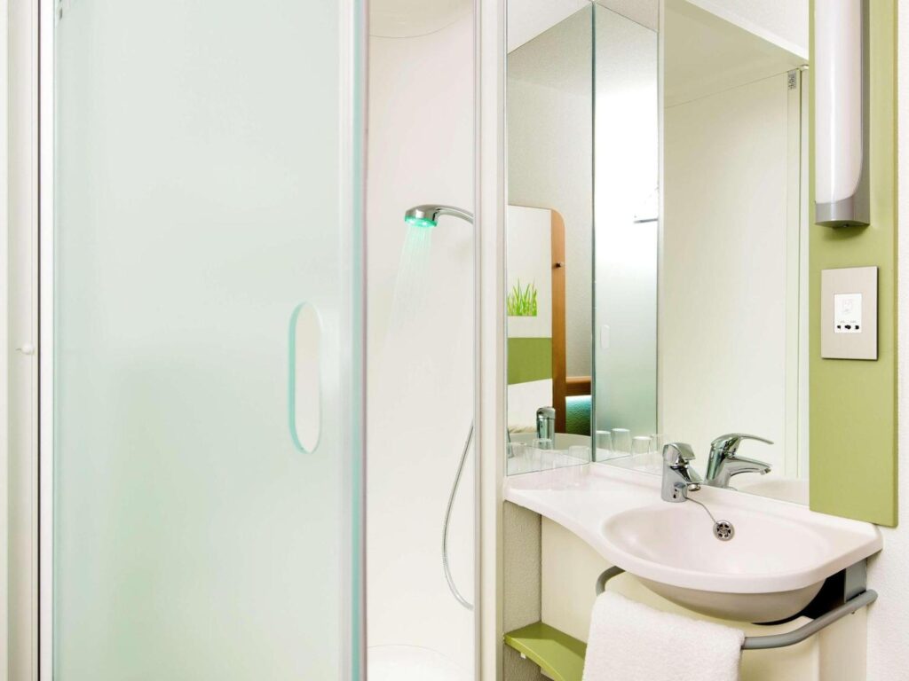 salle de bain moderne et fonctionnelle ibis budget