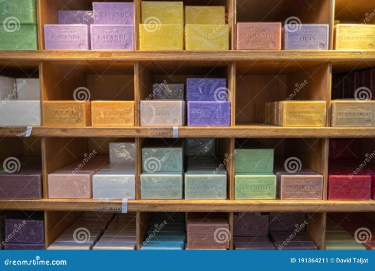 savon de marseille en etalage colore