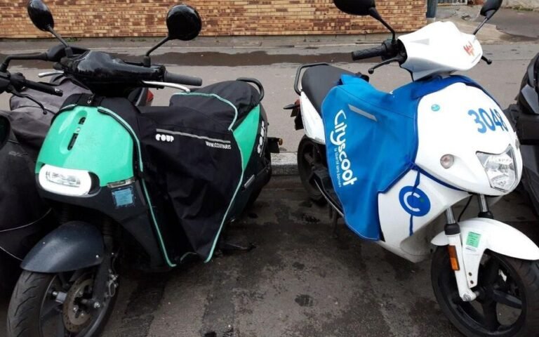 Comment utiliser un scooter en libre-service à Paris 24 scooter en libre service dans les rues de paris
