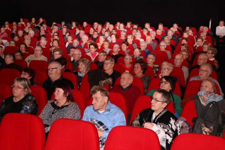 seniors profitant dun film au cinema