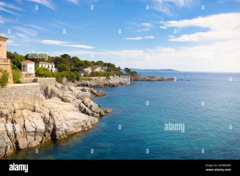 Quel est l'intérêt de parcourir le chemin des douaniers en bord de mer 36 sentier cotier avec vues panoramiques