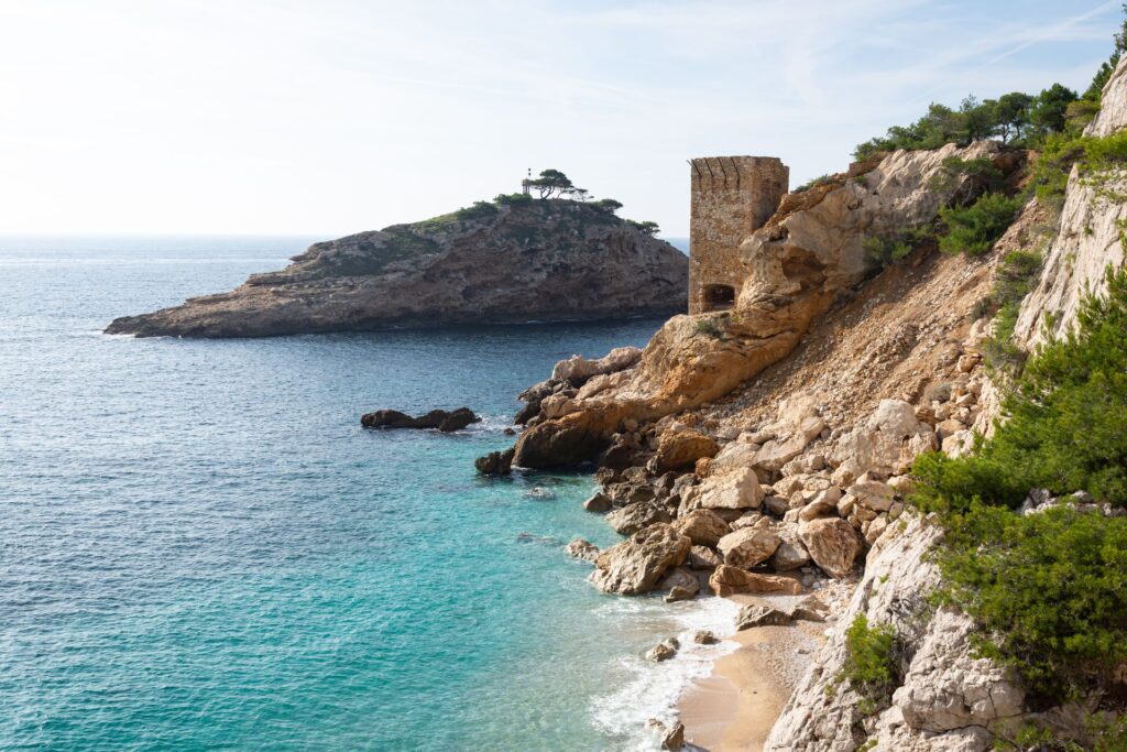 sentier cotier menant a la calanque